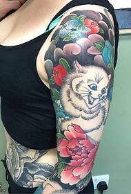 Na ramenu uzorak tetovaže bijelog mačka božur