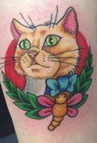 ແຂນຂອງເດັກຍິງແຕ້ມຮູບແຕ້ມດ້ວຍນ້ ຳ ສີທີ່ສ້າງສັນຮູບພາບ tattoo cat ທີ່ ໜ້າ ຮັກ