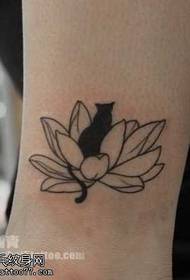 Modello di tatuaggio totem gatto loto gamba