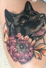 Dij van het meisje op geschilderde plantenbloemen en tattoo-afbeeldingen voor kleine honden