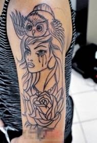 女學生手臂上黑線創意貓頭鷹女孩畫像和花紋身圖片