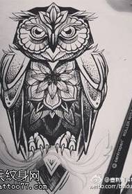 ხელით დახაზული კლასიკური owl tattoo ნიმუში
