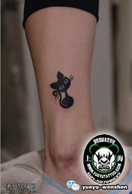 Modeli i tatuazheve të maceve me sy të mëdhenj në kyçin e këmbës