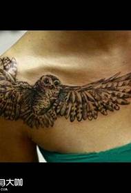 Motivo tatuaggio gufo sul petto