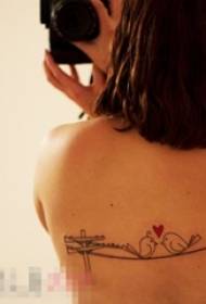 Liña xeométrica negra foto de tatuaxe de paxaro nas costas da nena