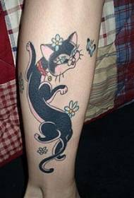 Patrón de tatuaje de gato negro y mariposa de ternero