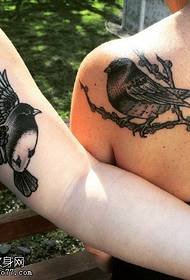 Na ramenu vzorec ptic tetovaže