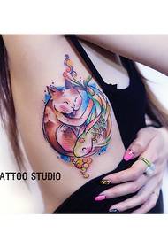 Tatuaje en el pecho en el lado del pecho