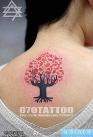 Patrón de tatuaxe de tótem de paxaro de árbores pequenas