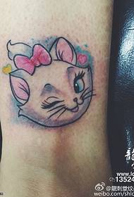 Pequeño tatuaje de gato en el tobillo