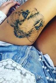 Fille cuisse noire piquant petit animal comme photo de tatouage