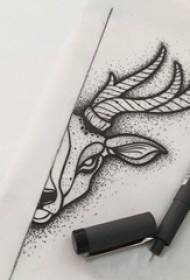 Manoscritto del tatuaggio della testa di cervo mezzo volto creativo schizzo linea nera nera