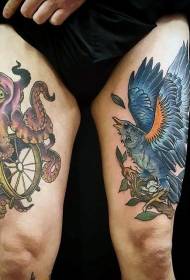 Uewerschenkel al Schoul faarweg grousse Vugel mat Kraken Tattoo Muster