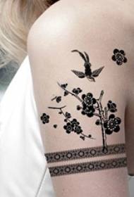 Mädchenarm auf schwarzen geometrischen Linien pflanzen literarische Blumen und Vogeltätowierungsbilder