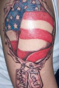 मोठा हात अमेरिकन ध्वज आणि कुत्रा लेबल त्वचा फाटलेला टॅटू नमुना
