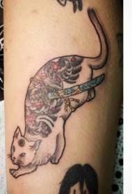 Spalvingas japonų katės ir kalavijo tatuiruotės modelis