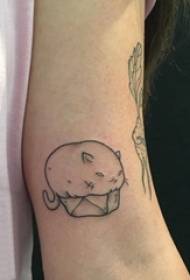 Braccio della ragazza sulla linea semplice geometrica nera piccola immagine del tatuaggio del gatto grasso animale