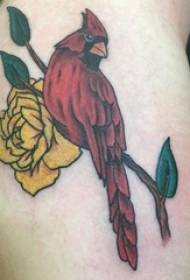 Zēnu augšstilbi krāsoja vienkāršu līniju ziedus un putnu tetovējuma attēlus