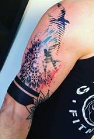 Berniuko tapyba ant rankos su gėlių purslais ir paukščių tatuiruočių nuotraukomis