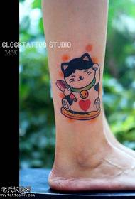 Cat tattoo li ser lingê