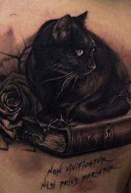 Schwarze Katze, die auf einem Buch mit Tätowierungsmuster sitzt