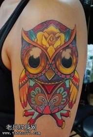 Modello tatuaggio gufo color braccio grande