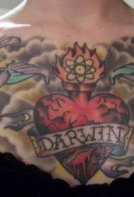 Krūškurvja krāsas svētā sirds ar putnu tetovējuma rakstu