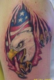 Aquila e bandiera americana sotto la pelle strappata modello del tatuaggio