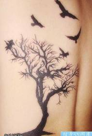 Árbore tótem con patrón de tatuaxe de aves