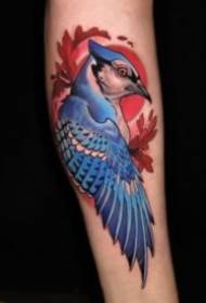 Värillinen lehtikouluharakka ja muut linnut ja kukat -tatuointikuvio