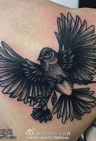 Uzorak ptica tetovaža leti preko ramena