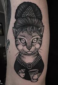 Kaķu tetovējuma raksts uz teļa