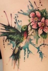 Cintura di u latu di a ragazza dipinta à l'aquarellu splash tinta creativa uccelli tatuaggio uccelli