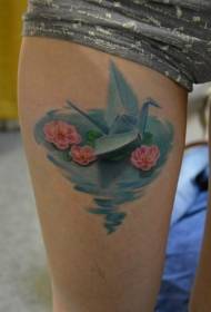 Malalim na kulay na kreyn ng papel na may pattern ng lotus tattoo