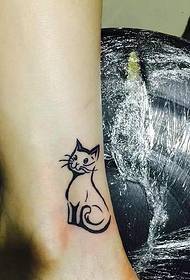 супер милий малюнок татуювання кошеня на нозі