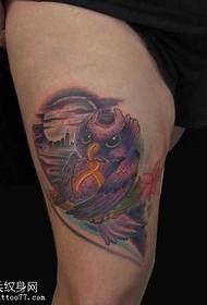 Motivo tatuaggio gufo color gamba