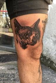 um padrão de tatuagem de gatinho na perna