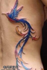 Patrón de tatuaje de pájaro de color de cintura