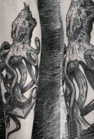 Ученик ръка на черна точка трън проста абстрактна линия малка животинска октопод татуировка снимка