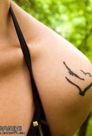 Gražios trijų paukščių tatuiruotės ant pečių