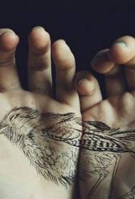 Käsi sydän luonnollinen musta lintu tatuointi malli
