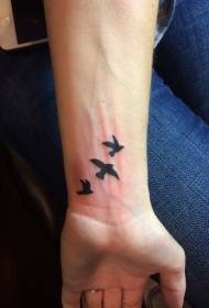 Riešo trys juodų paukščių tatuiruotės dizainai
