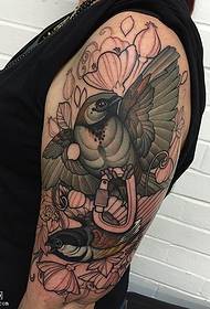 Dos dissenys de tatuatges d'aus a les espatlles