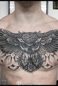 Κουκουβάγια μοτίβο τατουάζ στο στήθος