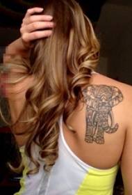 Meitenes pleca melnas ģeometriskas līnijas mazu dzīvnieku ziloņu tetovējuma attēls