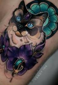 Kaķu tetovējumu modeļi Tetovējumi ar dažādu formu vai krāsotiem vai melnpelēkiem kaķiem