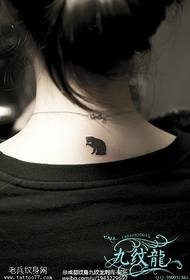 Motif de tatouage de petit chat noir sur le cou
