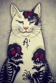 Japonų tradicinės tatuiruotės katė, laižanti spalvoto tatuiruotės modelio rankraštį