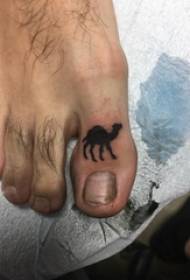 Boy jari kaki pada gambar tato unta siluet hewan hitam kecil