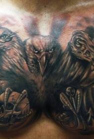 Iso lintujen tatuointikuvio, jossa kolme päätä rinnassa
